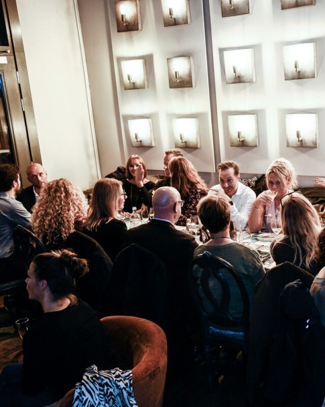 Gör helgen minnesvärd hos oss på Bistro V! Här samlas vänner för att njuta av god mat, fräscha cocktails och en kväll fylld av glädje. Fredag och lördag öppnar vi kl. 16 och håller igång tills sent – boka bord och kom förbi för en oförglömlig kväll där möten, skratt och livsnjutning står i centrum.