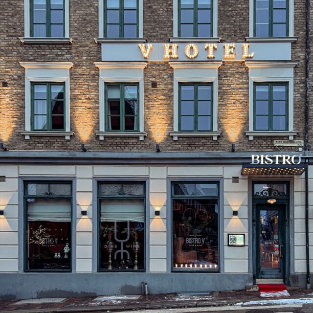 Vad gör vi när vi är lediga? Vi checkar in på V Hotel, utforskar Helsingborgs charmiga gator och torg, strosar på julmarknader och tar en tur över sundet. Hos oss får du den perfekta basen för dina äventyr i staden, med härliga rum och en personlig atmosfär. Välkommen att boka din vistelse på V Hotel och uppleva Helsingborg på riktigt!
