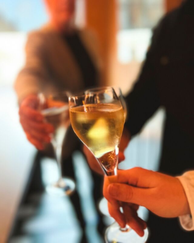 Ikväll är det fullt hus i vår Bistro! 
Här samlas härliga gäster, vänner som bor hos oss och andra som vill sätta guldkant på sin fredag. Bistro V och V Hotel blir platsen för god mat, skön stämning och en kväll att minnas.

Och det bästa? Imorgon kör vi igen! Lördagar betyder lördagsbubblor, god mat och en härlig stämning som håller igång hela kvällen. 

Välkommen att boka bord och njuta med oss!