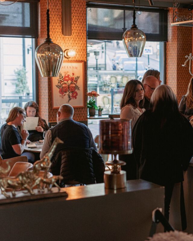 Helgen är här – kom och häng med oss på V Hotel och Bistro V!
Starta helgen på bästa sätt med vår AW idag från kl. 16.00 – perfekt för att koppla av efter arbetsveckan. På lördag bjuder vi på härliga bubblor för dig som strosar runt och shoppar i Helsingborg city.

Ta med vännerna och upplev en helg fylld av god mat, dryck och skön stämning. Vi ses på V Hotel och Bistro V!

#VHotelHelsingborg #BistroV #AWHelsingborg #Lördagsbubbel #HelgPåVHotel